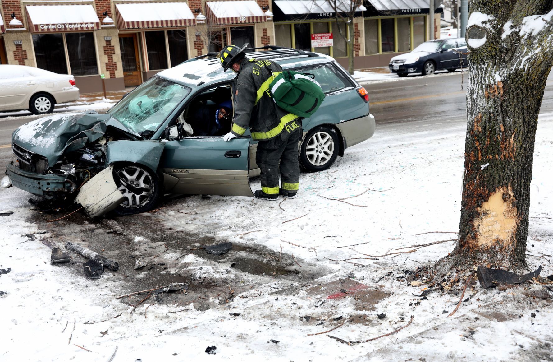 Snowfall makes for slippery morning commute across St. Louis metro
